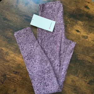 NWT Lululemon aligns 28”. Sz 4